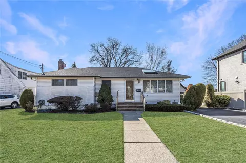 109 Nassau Dr, North Hempstead, NY 11507