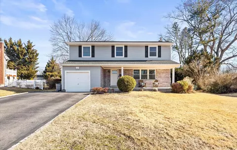7 Spencer Way, Kings Park, NY 11754