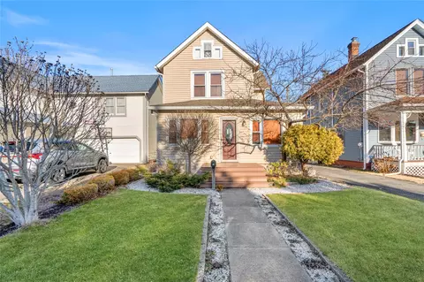 95 Rose St, Farmingdale, NY 11735
