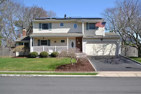 67 Singingwood Dr, Holbrook, NY 11741