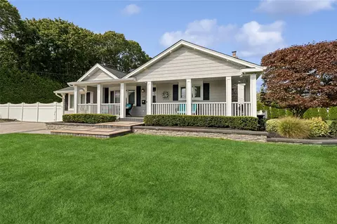 131 Brook St, West Sayville, NY 11796