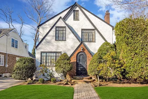 98 Chestnut Ave, Floral Park, NY 11001