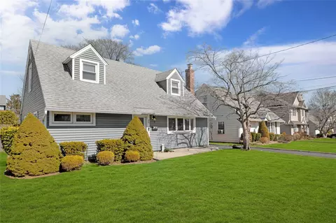 26 Steuben Ave, Bethpage, NY 11714