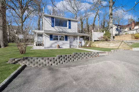 7 Yucca Rd, Rocky Point, NY 11778