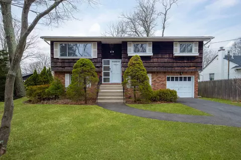 25 Winthrop Dr # A, Woodbury, NY 11797