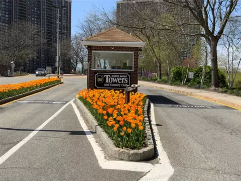 27110 Grand Central #24N, New York, NY 11005