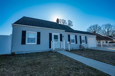 17 Aldin Ln, Levittown, NY 11756