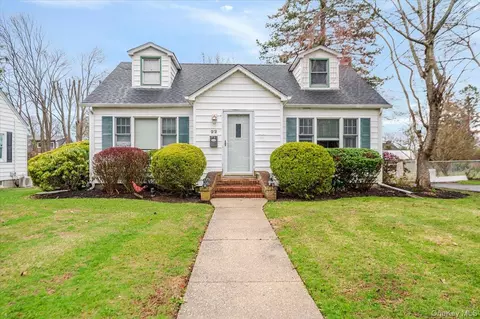 22 Park Ave, Kings Park, NY 11754