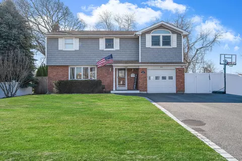 46 Pine Blvd, Patchogue, NY 11772