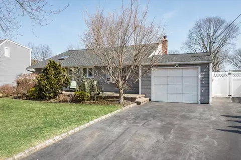 9 Ronald Ln, Commack, NY 11725