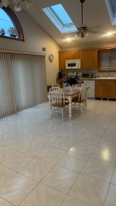 16407 95th St, New York, NY 11414