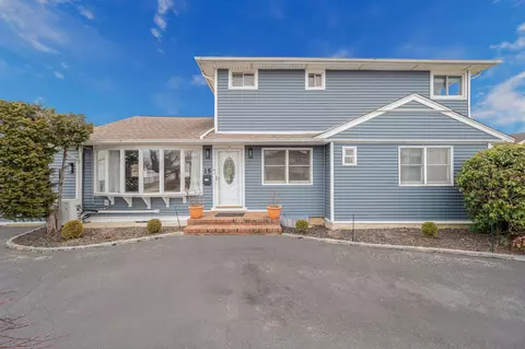 15 Elizabeth Dr, Bethpage, NY 11714