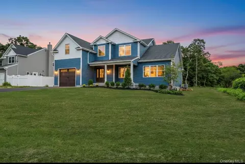 329 Weeks Ave, Manorville, NY 11949