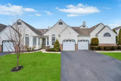2102 Nicole Dr, Port Jefferson Station, NY 11776