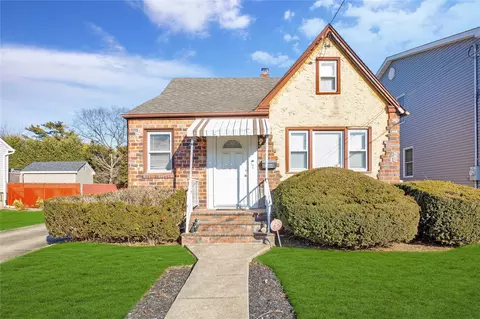 104 Maeder Ave, North Merrick, NY 11566