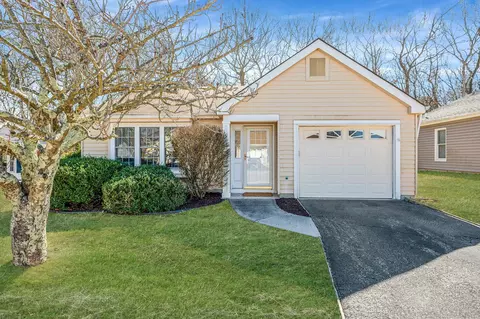 517 Lancaster Ct, Ridge, NY 11961