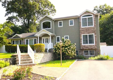 3 Robinhood Ln, Setauket, NY 11733