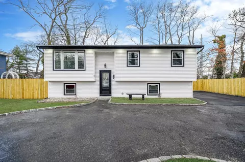 1 W Oak St, Islip, NY 11751