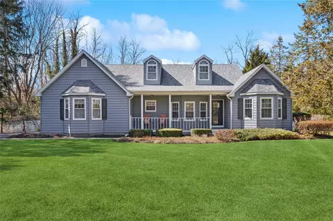 14 Cedar St, Moriches, NY 11955