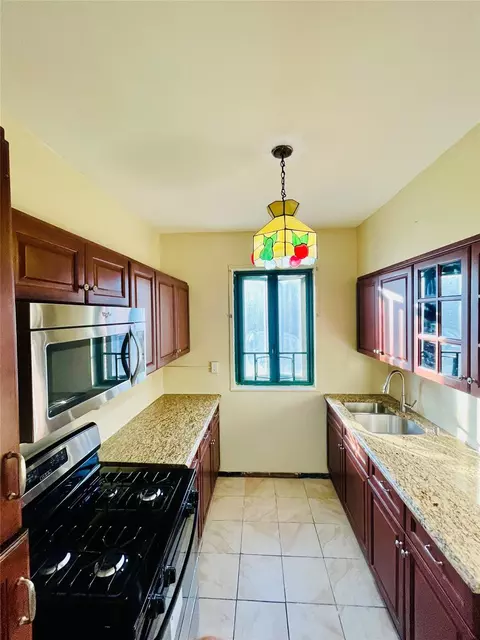 1490 Metropolitan Ave #6E, New York, NY 10462
