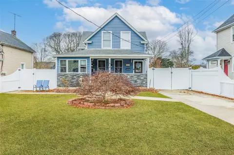 86 Rollstone Ave, West Sayville, NY 11796