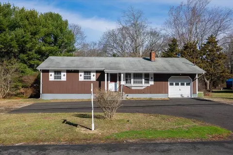 2761 Montauk Hwy, Brookhaven, NY 11719