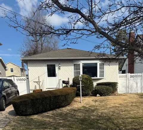 227 Fillmore St, Massapequa Park, NY 11762