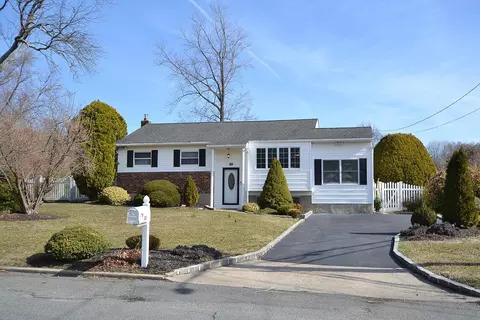 10 Newbrook Ln, East Northport, NY 11731