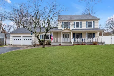 14 Vine Ln, East Northport, NY 11731
