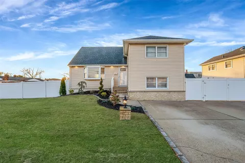 226 W End Ave, Massapequa, NY 11758