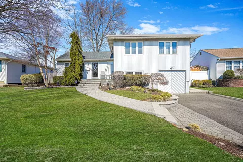 4019 Eve Dr, Seaford, NY 11783