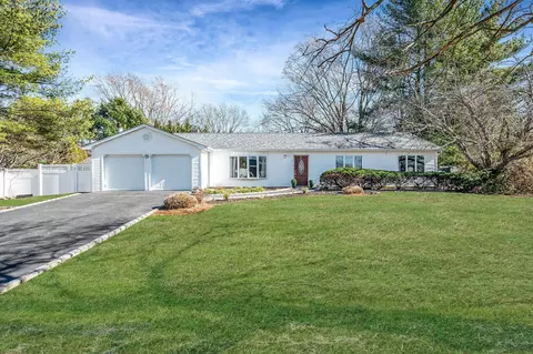 5 Ivy Covered Way, Mount Sinai, NY 11766
