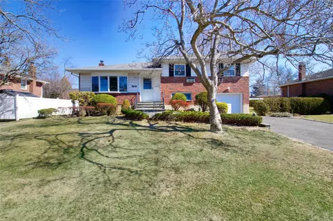 80 Larch Dr, North Hempstead, NY 11040