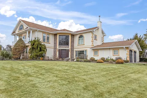 8 Wildwood Dr, Dix Hills, NY 11746