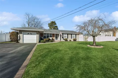 119 Kenwood Dr, Bohemia, NY 11716