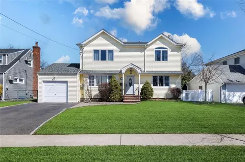 18 Bretton Rd, North Hempstead, NY 11040
