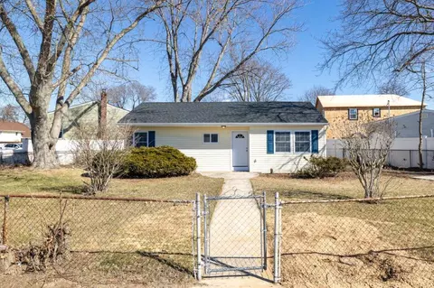 3 Emerald Ln N, Amityville, NY 11701