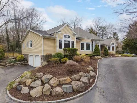 4 Threepence Dr, Melville, NY 11747