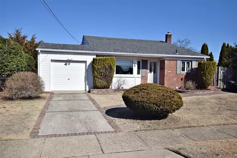 123 Willard Ave, Farmingdale, NY 11735