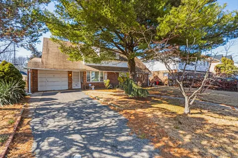 27 Prentice Rd, Levittown, NY 11756