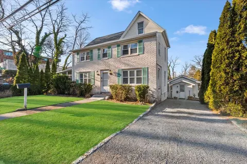 2 Preston St, North Hempstead, NY 11050