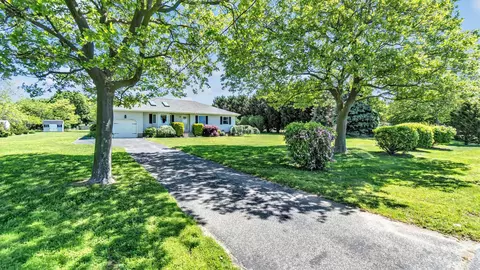 2100 Duck Pond Rd, Cutchogue, NY 11935