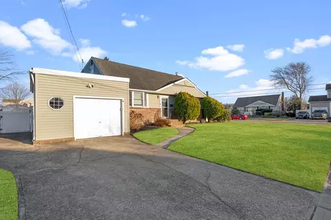 559 Center Briarwood Ave, West Islip, NY 11795