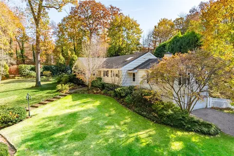 16 Preston St, Huntington, NY 11743