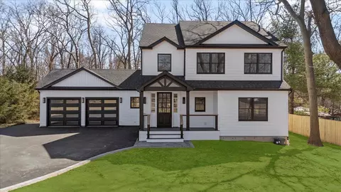 211 E Pulaski Rd, Huntington, NY 11743