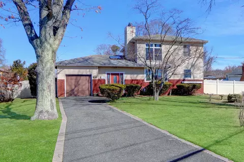 2049 Orinoco Dr, West Islip, NY 11795