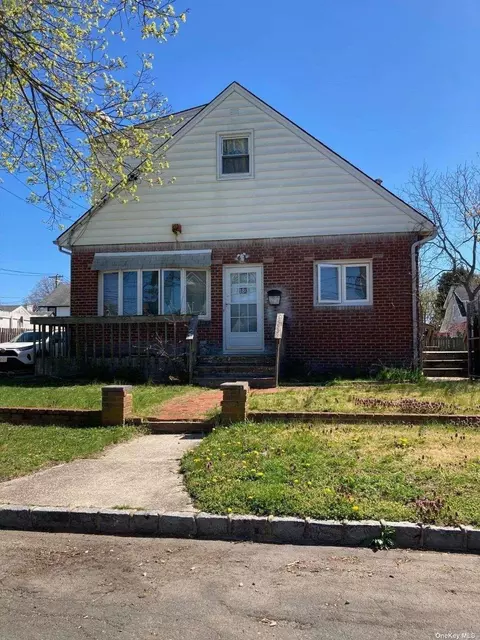 180 N 7th St, Lindenhurst, NY 11757