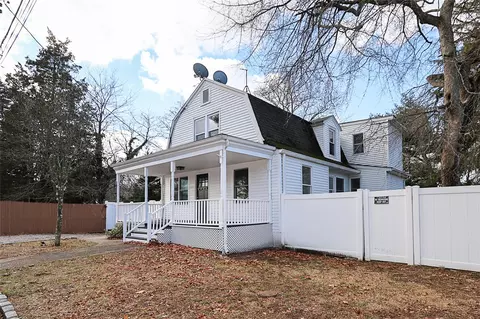 26 Thomas Pl, Smithtown, NY 11787
