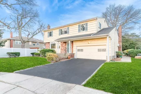 1840 Doria Ln S, North Bellmore, NY 11710