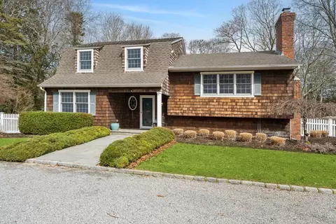 44 Midhampton Ave, Quogue, NY 11959